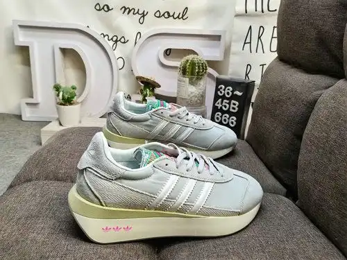 La inspiración para COUNTRY XLG proviene de un par de zapatos de carrera lanzados por Clover en 1997