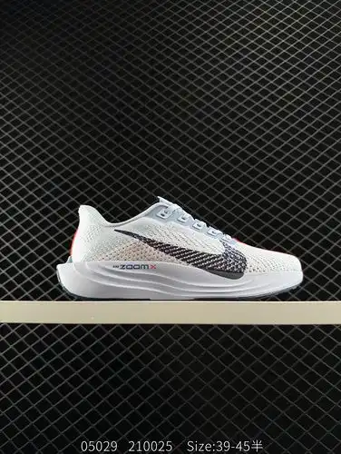 El zapato de carrera casual Nike Quest 6 Ultra 6 de malla transpirable y elegante cuenta con un dise