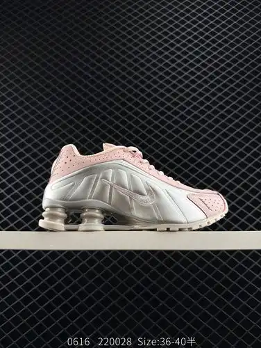 La serie Nike SHOX R4 de zapatillas deportivas de corte bajo y de ocio con aire amortiguado diseñada
