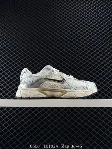 Puro nivel original de la empresa El Nike V5 RNR es un cómodo versátil, resistente al deslizamiento 