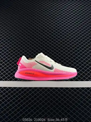 True label El Nike VOMERO 18 es un cómodo zapato de carrera antideslizante con una sola intermedia d