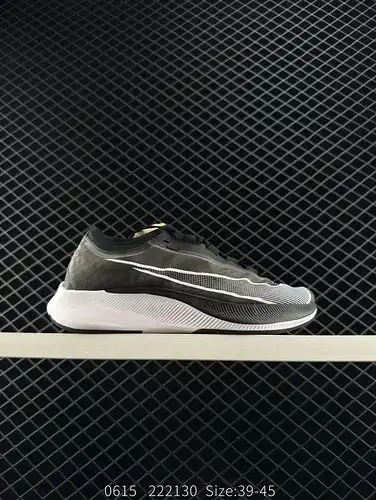 La superficie de jacquard lunar Nike ZOOM FLY 3 es transpirable y cómoda con una parte inferior suav