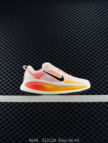 Nivel de empresa El Nike VOMERO 18 es un cómodo zapato de carrera de topes bajos y antideslizantes c