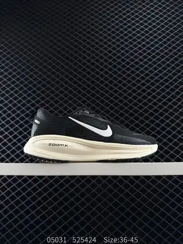 El Nike VOMERO 18 es un cómodo zapato de carrera antideslizante con una sola intermedia de espuma Re