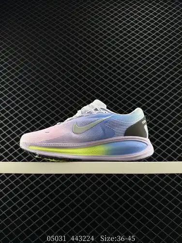 El Nike VOMERO 18 es un cómodo zapato de carrera con topes bajos antideslizantes y amortiguadores co