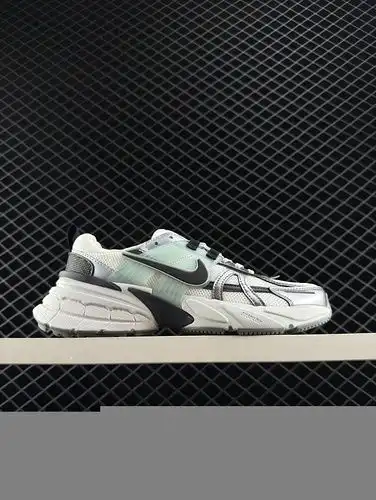 El Nike V2K Run Run es un zapato unisex gris blanco de corte bajo, amortiguador de choques y antides
