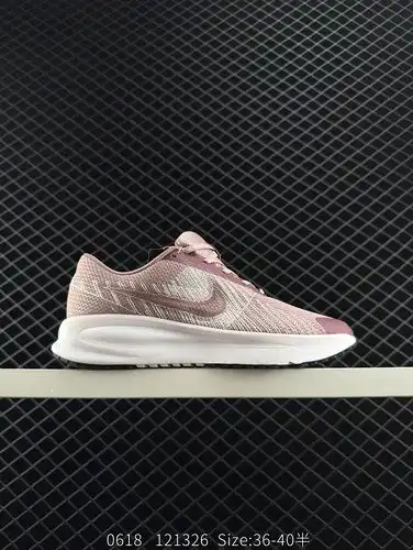 El zapato deportivo amortiguado de tela de malla NAir Defy Run 1 combina una apariencia rápida con u