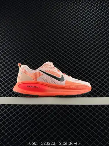 El Nike VOMERO 18 es un cómodo zapato de carrera con topes bajos antideslizantes y amortiguadores co