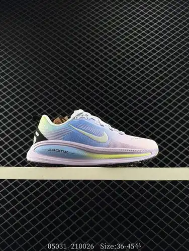 El Nike VOMERO 18 es un cómodo zapato de carrera con topes bajos antideslizantes y amortiguadores co