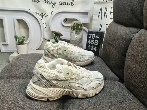 El zapato 134 Dadidas ASTRI SN W retro single item astir se inspira en los estilos de carrera de la 