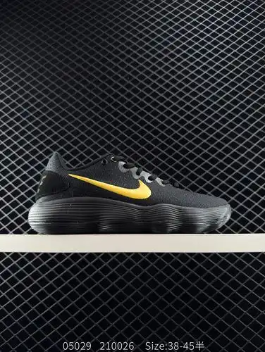 El zapato de baloncesto Nike Hyperdunk 2017 Flyknit está hecho de tela tejida y cuenta con una parte