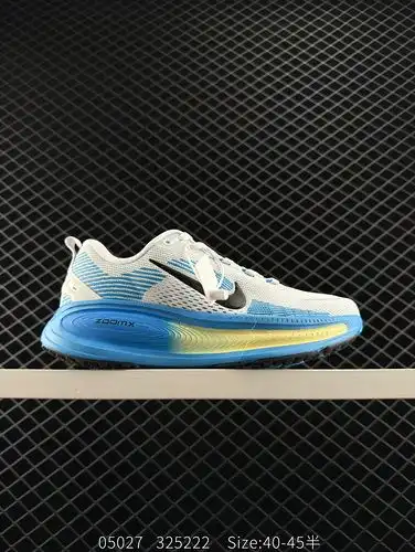 El Nike VOMERO 18 es un cómodo zapato de carrera antideslizante con una sola intermedia de espuma Re