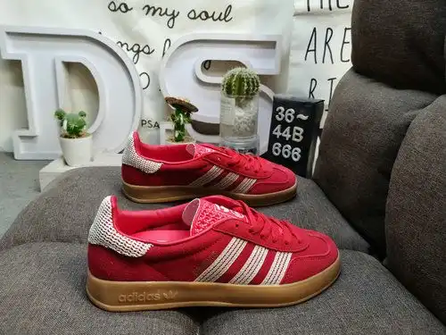 666D Adidas Gazelle Indoor zapatos ligeros y bajos resistentes Este zapato deportivo Adidas es un re