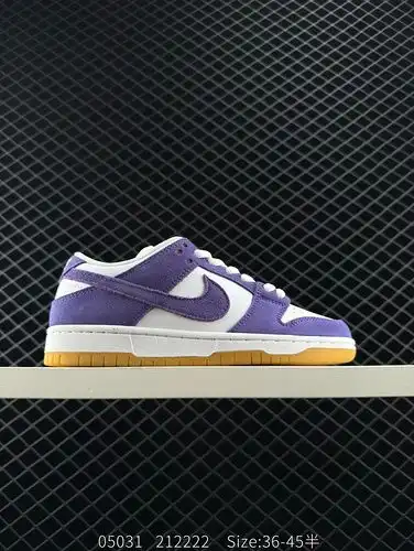 El zapato de goma púrpura Nike SB Dunk Low Pro Grey Gum está hecho de material de ante púrpura para 
