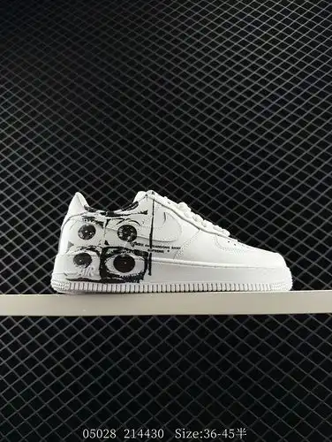 El Nike Air Force 1 Low es un versátil zapato de tabla deportiva casual con un rendimiento de amorti
