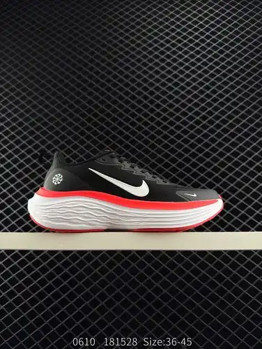 Los zapatos de entrenamiento Nike Air Zoom Structure 26 de la serie Nike combinan una apariencia ráp