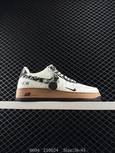 El Nike Air Force 1 Low es un versátil zapato de tabla deportiva casual con un rendimiento de amorti