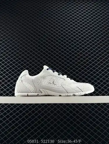 Los zapatos deportivos de marca conjunta New Balance x Miumiu 24s que fueron lanzados en el desfile 
