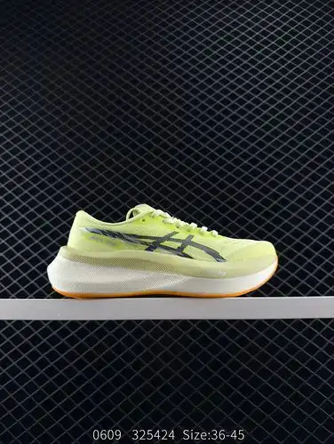 El zapato de carreras de placa de carbono Asics Magic Speed 4 cuenta con diseño de suela intermedia 