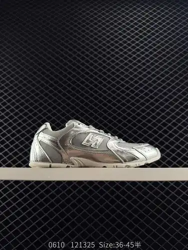 Los zapatos deportivos de marca conjunta New Balance x Miumiu 24s que fueron lanzados en el desfile 
