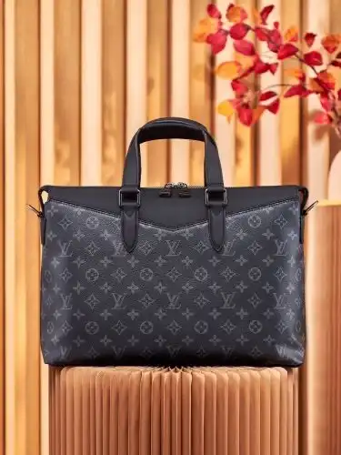 LV briefcase Louis Vuitton men's bag Louis Vuitton crossbody bag uses imported top-grade original le