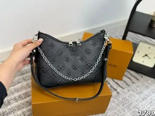 LV croissant bag Louis Vuitton women's bag Louis Vuitton crossbody bag uses imported original cowhid