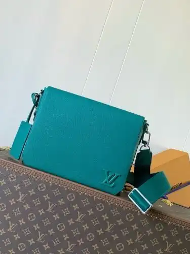 LV mail bag Louis Vuitton men's bag Louis Vuitton crossbody bag uses imported top-grade original lea