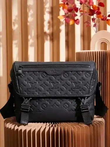 LV mail bag Louis Vuitton men's bag Louis Vuitton crossbody bag uses imported top-grade original lea