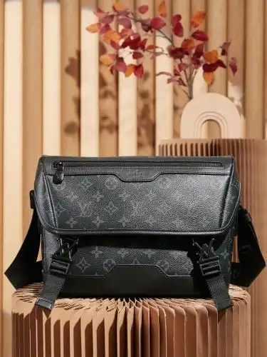LV pillow bag Louis Vuitton men's bag Louis Vuitton crossbody bag uses imported top-grade original l