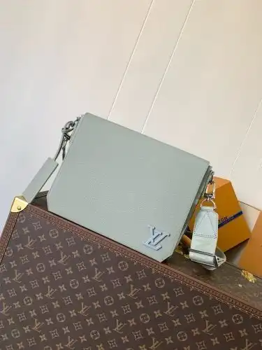 LV mail bag Louis Vuitton men's bag Louis Vuitton crossbody bag uses imported top-grade original lea
