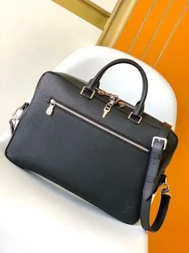 LV briefcase Louis Vuitton men's bag Louis Vuitton crossbody bag uses imported top-grade original le