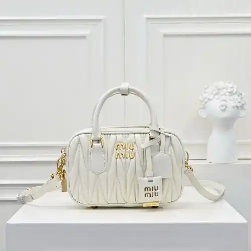 MiuMiu handbag, ladies, ladies, crossbody bag, imported original cowhide, high-end quality, delivery