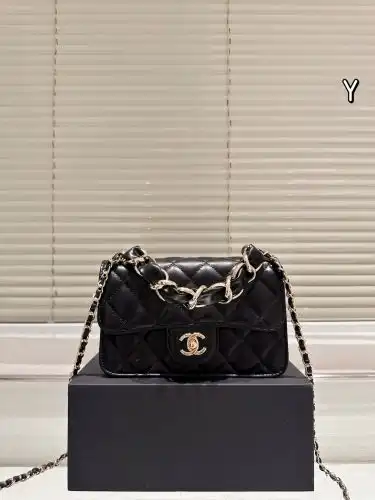 CHANEL chain bag Chanel women's bag Chanel crossbody bag is made of imported original cowhide high-e