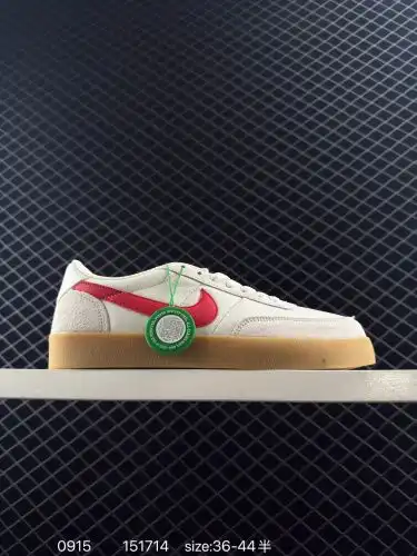 Nike co-branded Killshot II Leather shoes are made of off-white leather, with Swoosh embellished in 