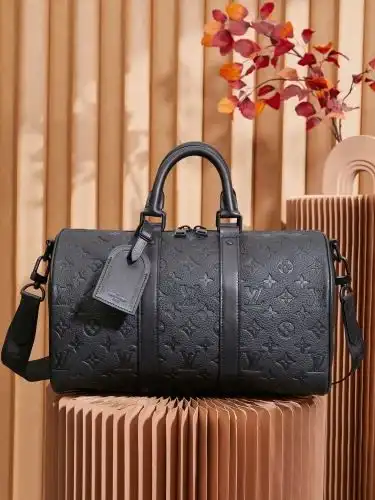 LV pillow bag Louis Vuitton men's bag Louis Vuitton crossbody bag uses imported top-grade original l
