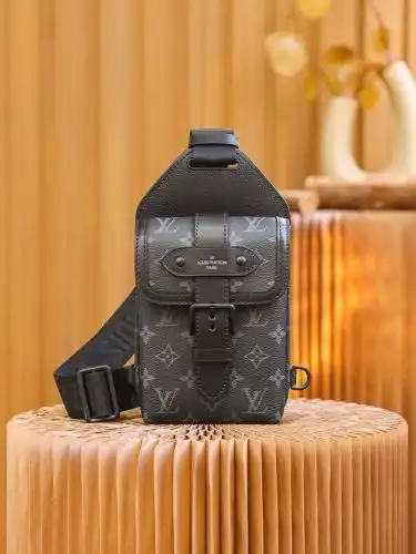 LV chest bag Louis Vuitton men's bag Louis Vuitton crossbody bag uses imported original cowhide high