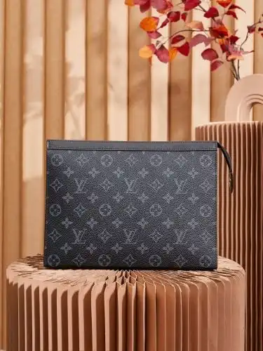 LV clutch Louis Vuitton men's bag Louis Vuitton crossbody bag is imported original cowhide high-end 