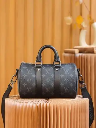 LV pillow bag Louis Vuitton men's bag Louis Vuitton crossbody bag uses imported top-grade original l