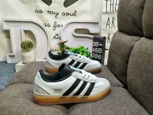 386DAdidasad Bunny Gazelle Indoor uses a combination of eco-friendly fiber leather upper material, a