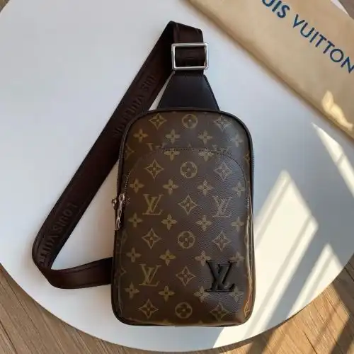 LV chest bag Louis Vuitton men's bag Louis Vuitton crossbody bag uses imported original cowhide high