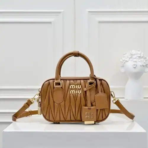 MiuMiu handbag, ladies, ladies, crossbody bag, imported original cowhide, high-end quality, delivery