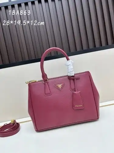PRADA handbag Prada women's bag Prada crossbody bag is made of imported original cowhide high-end qu