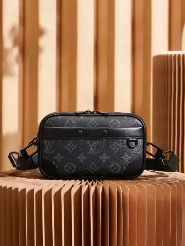 LV mail bag Louis Vuitton men's bag Louis Vuitton crossbody bag uses imported top-grade original lea