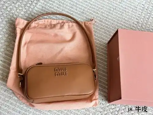 MIU MIU underarm bag, styling women's bag, styling crossbody bag, imported original cowhide, high-en
