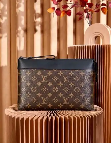 LV clutch Louis Vuitton men's bag Louis Vuitton crossbody bag uses imported original cowhide high-en