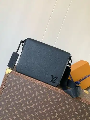 LV mail bag Louis Vuitton men's bag Louis Vuitton crossbody bag uses imported top-grade original lea