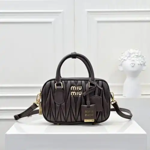 MiuMiu handbag, ladies, ladies, crossbody bag, imported original cowhide, high-end quality, delivery