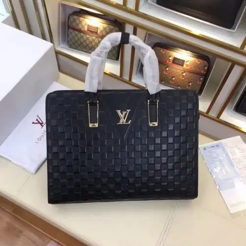 LV briefcase Louis Vuitton men's bag Louis Vuitton crossbody bag uses imported top-grade original le