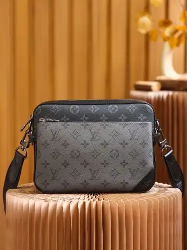 LV mailbag Louis Vuitton men's bag Louis Vuitton crossbody bag uses imported top-grade original leat