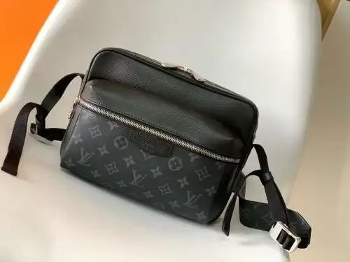 LV mailbag Louis Vuitton men's bag Louis Vuitton crossbody bag uses imported top-grade original leat